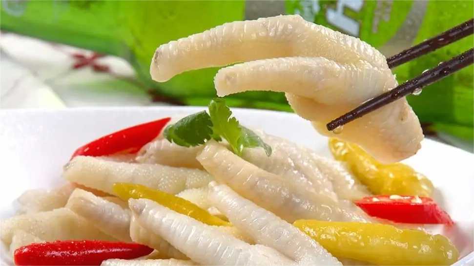 泡椒鳳爪塑料保鮮盒包裝機：鎖住美味，保鮮每一刻