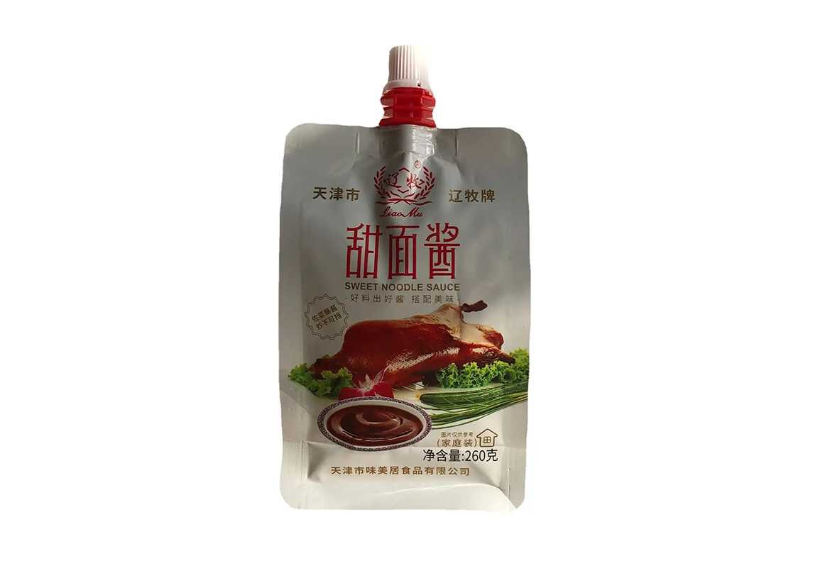 甜面醬包裝革新者 —— 全自動(dòng)自立吸嘴袋灌裝旋蓋機(jī)，高效賦能食品工廠(chǎng)量產(chǎn)