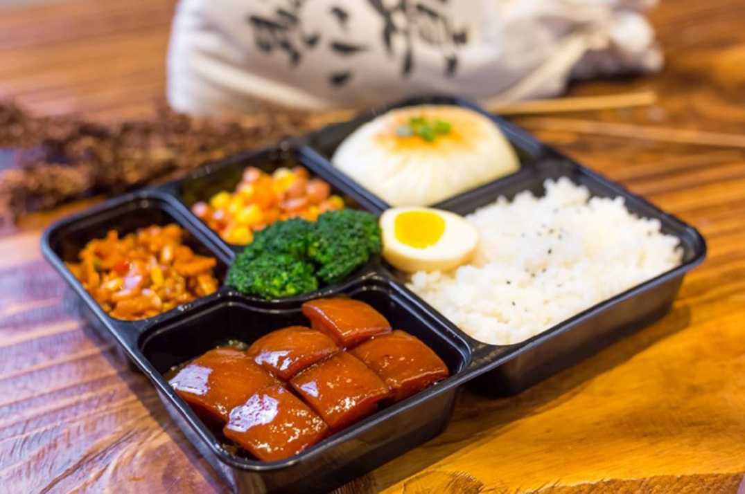 工廠級全自動盒飯封口包裝機：高效封口，鎖鮮增效